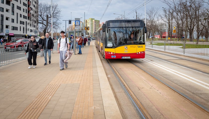 Powiększ obraz: W poniedziałkowym popołudniowym szczycie autobusy omijały korki jadąc nowym odcinkiem trasy autobusowo-tramwajowej na Bardzkiej