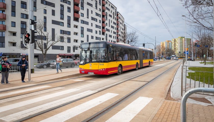 Powiększ obraz: W poniedziałkowym popołudniowym szczycie autobusy omijały korki jadąc nowym odcinkiem trasy autobusowo-tramwajowej na Bardzkiej