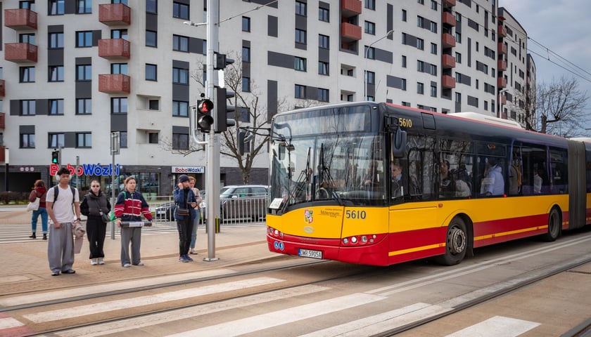 Powiększ obraz: W poniedziałkowym popołudniowym szczycie autobusy omijały korki jadąc nowym odcinkiem trasy autobusowo-tramwajowej na Bardzkiej