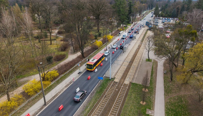 Powiększ obraz: Ulica Grabiszyńska z nową nawierzchnią (zdjęcie z poniedziałku 23 marca)