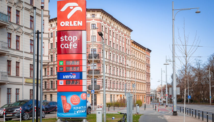 Powiększ obraz: Stacja paliw Orlenu przy pl. Staszica, 27 marca