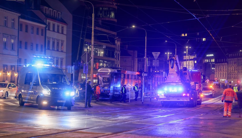 Powiększ obraz: <p>Wypadek autokaru i tramwaju we Wrocławiu, 2 kwietnia</p>