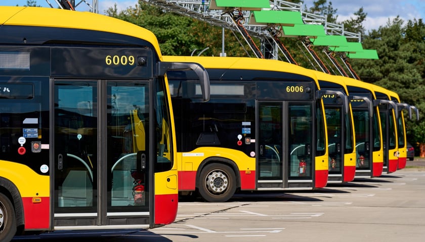 Powiększ obraz: Elektryczne Mercedesy ładują się na Zajezdni Obornicka