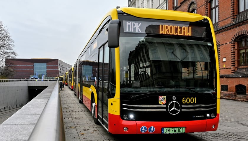 Powiększ obraz: Elektryczna flota MPK Wrocław prezentowana w 2023 roku na Placu Wolności
