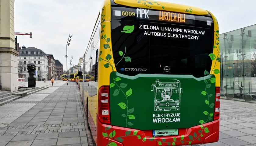 Powiększ obraz: Elektryczna flota MPK Wrocław prezentowana w 2023 roku na Placu Wolności
