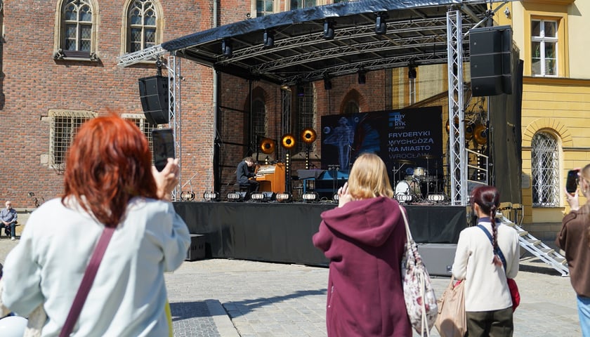 Koncert Jakuba Dereja na wrocławskim Rynku&nbsp;