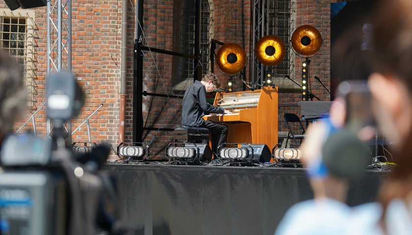 Koncert Jakuba Dereja na wrocławskim Rynku&nbsp;