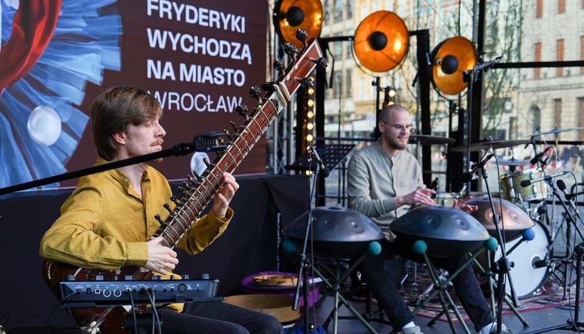 Koncert duetu Sitartronic/Pekoslavsky na wrocławskim Rynku 
