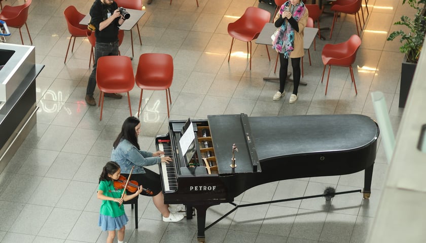 Koncert-niespodzianka w terminalu wrocławskiego lotniska