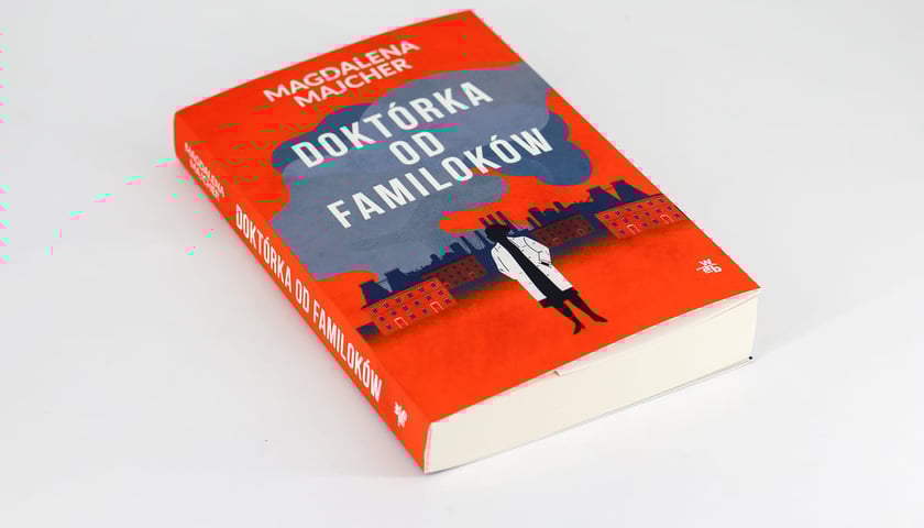 <p>Książka "Dokt&oacute;rka od familok&oacute;w" Magdaleny Majcher</p>
