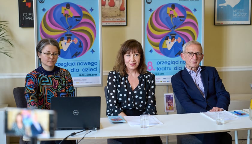 <p>Ogłoszenie programu 8. Przeglądu Nowego Teatru Dla Dzieci (29.05-3.06) &ndash; Katarzyna Krajewska (w środku)</p>