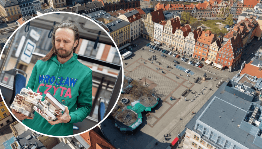 Maciej Wiśniewski, koordynator projektu „Wrocław czyta”, w tle Plac Solny we Wrocławiu