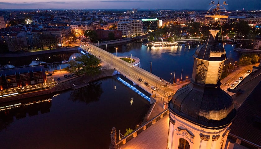 Fryderyki 2026. Iluminacja Mostu Uniwersyteckiego w związanych z wydarzeniem kolorach