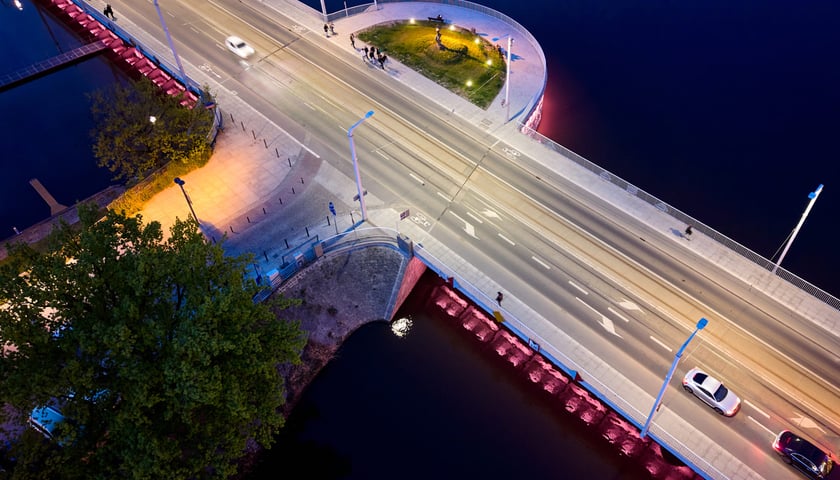 Fryderyki 2026. Iluminacja Mostu Uniwersyteckiego w związanych z wydarzeniem kolorach