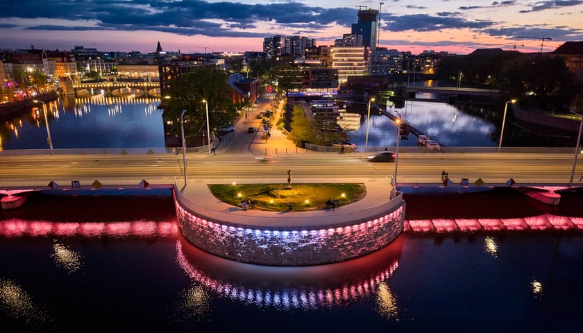 Most Uniwersytecki - iluminacja związana z Galą Muzyki Klasycznej, która odbędzie się dziś (24 kwietnia) we Wrocławiu