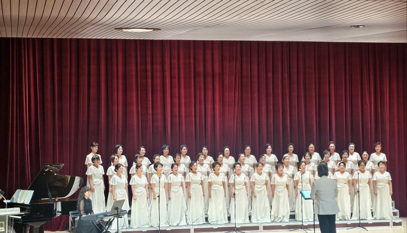 <p>Ch&oacute;r senior&oacute;w z Korei Południowej "Songpa-gu Silver Choir"&nbsp;</p>