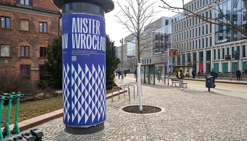 <p>Reklama wydawnictwa &bdquo;Mister Wrocław&rdquo; na ul. Purkyniego</p>
