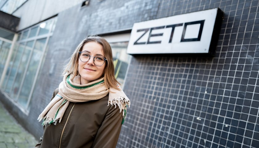 <p>Iwona Kałuża, wsp&oacute;łautorka książki &bdquo;Mister Wrocław&rdquo; przy budynku ZETO</p>