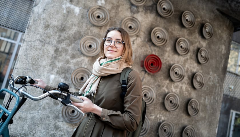 <p>Iwona Kałuża, wsp&oacute;łautorka książki &bdquo;Mister Wrocław&rdquo; przy budynku ZETO</p>