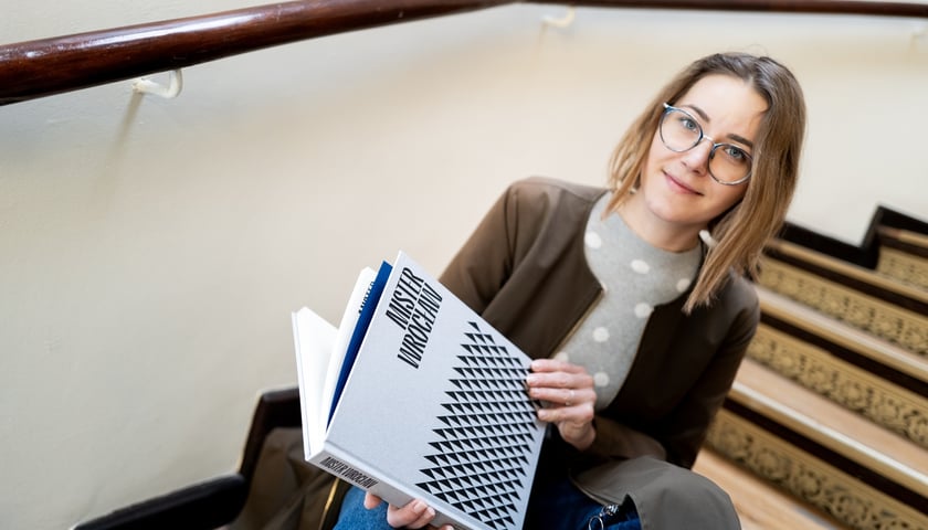 <p>Iwona Kałuża, wsp&oacute;łautorka książki &bdquo;Mister Wrocław&rdquo; wydanej nakładem Fundacji Fandom</p>