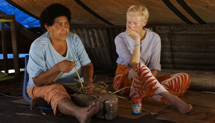 <p>kadr z filmu "U źr&oacute;dła światła - 11 pieśni dla Fidżi"</p>