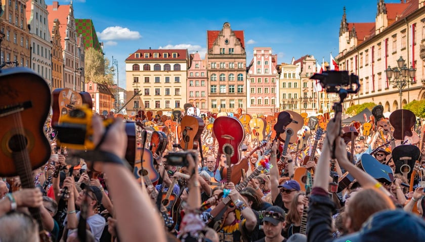 Tłum gitarzystów podczas Gitarowego Rekordu Świata 2025 we wrocławskim Rynku 