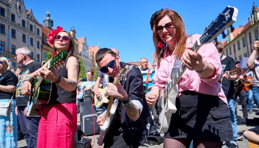 Trójka gitarzystów, uczestników Gitarowego Rekordu Świata we Wrocławiu