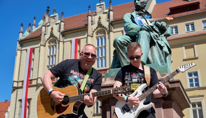 <p>Gitarzyści z całej Polski na wrocławskim Rynku podczas Gitarowego Rekordu Świata</p>