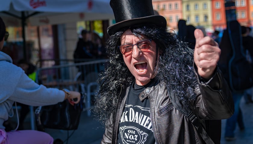 <p>Gitarzyści z całej Polski na wrocławskim Rynku podczas Gitarowego Rekordu Świata</p>