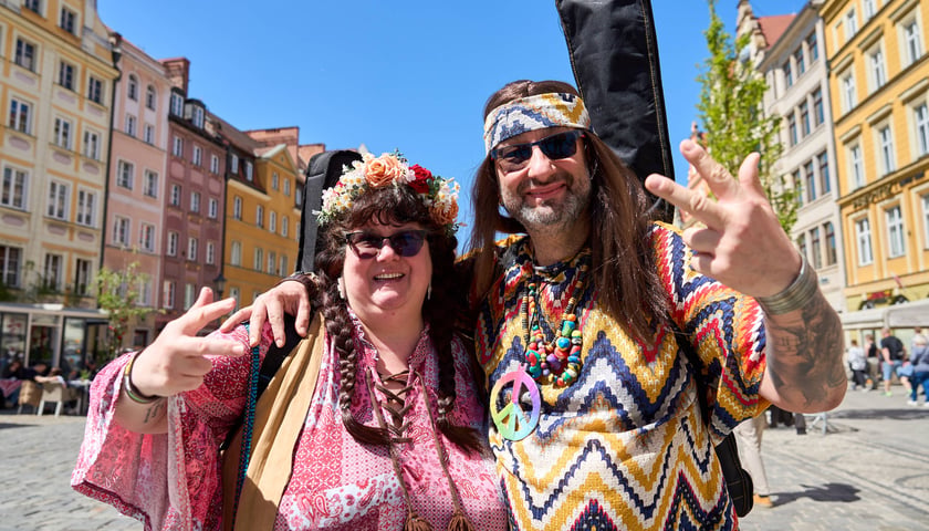 <p>Gitarzyści z całej Polski na wrocławskim Rynku podczas Gitarowego Rekordu Świata</p>