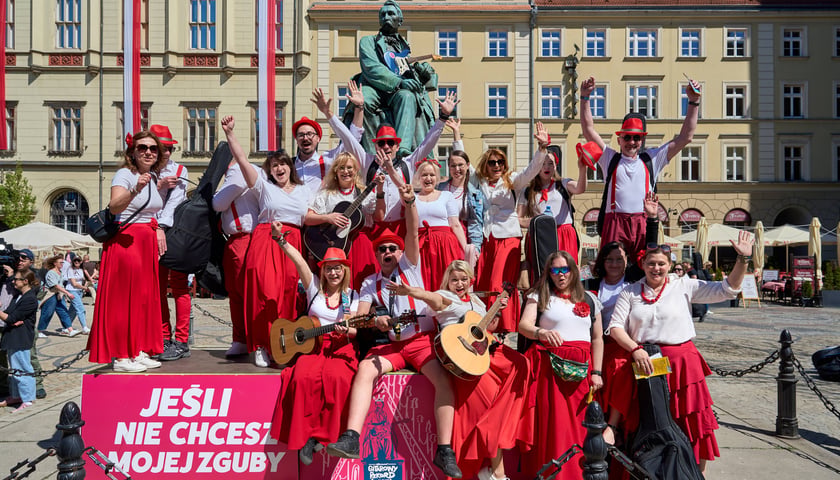 <p>Gitarzyści z całej Polski na wrocławskim Rynku podczas Gitarowego Rekordu Świata</p>