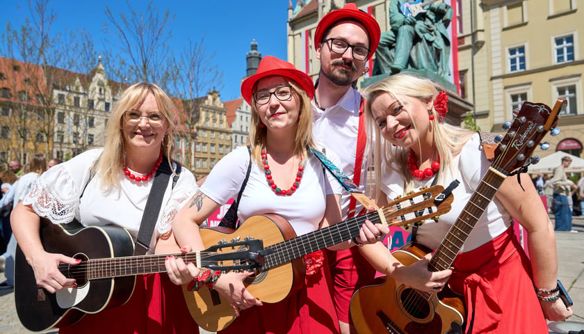 <p>Gitarzyści z całej Polski na wrocławskim Rynku podczas Gitarowego Rekordu Świata</p>