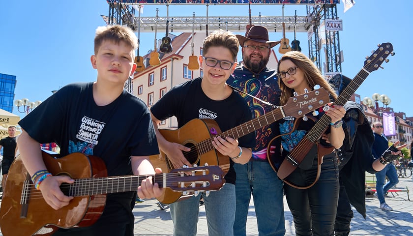 <p>Gitarzyści z całej Polski na wrocławskim Rynku podczas Gitarowego Rekordu Świata</p>
