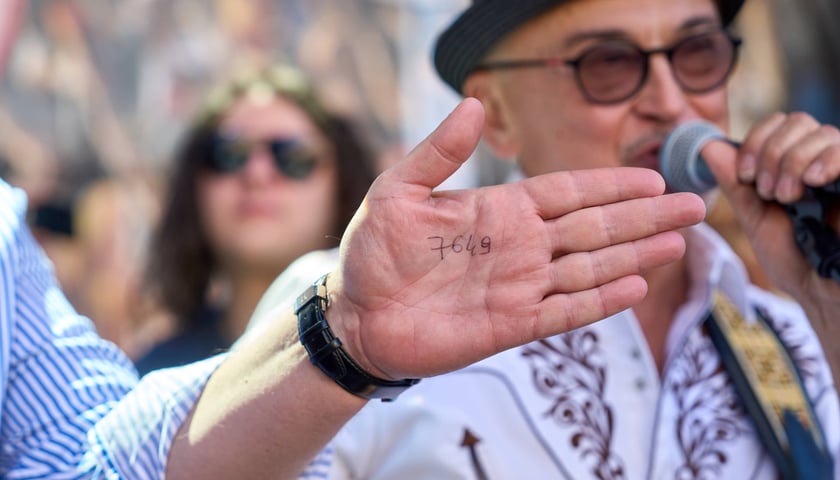 Liczba uczestnik&oacute;w Gitarowego Rekordu Świata 2026 wypisana na dłoni wiceprezydenta Michała Młyńczaka&nbsp;
