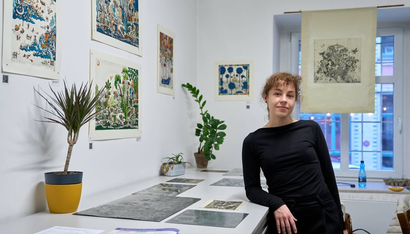 <p>Modesta Gorol podczas wernisażu wystawy &bdquo;Kwitnący horyzont&rdquo; w Galerii Miejskiej/Pracowni</p>
