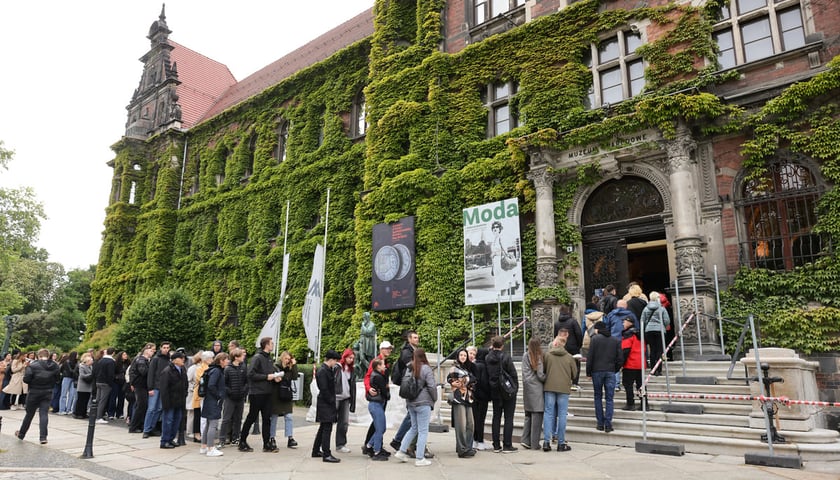 <p>Noc Muze&oacute;w 2025 we Wrocławiu. Kolejka przed Muzeum Narodowym</p>