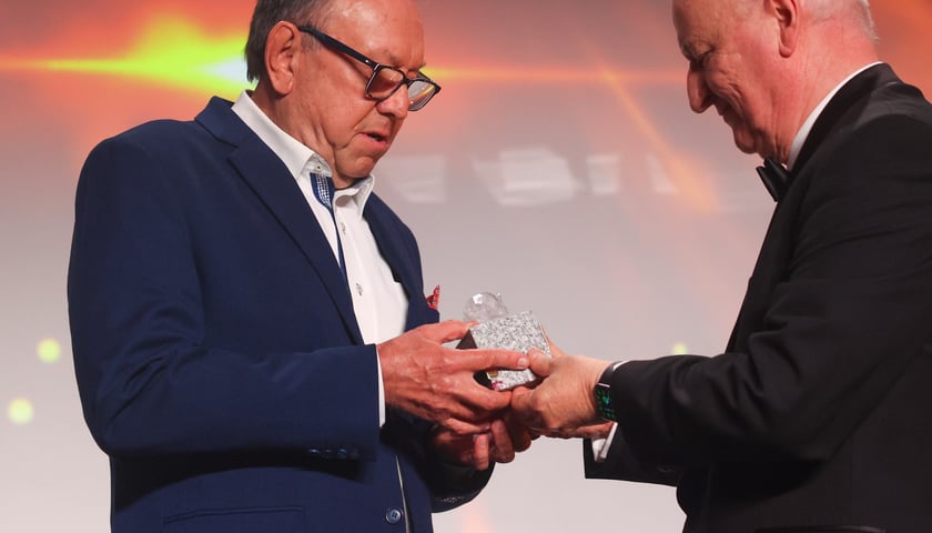 <p>Zbigniew Buczkowski i Stanisław Dzierniejko. Gala Festiwalu Reżyserii Filmowej i Festiwalu Aktorstwa Filmowego we Wrocławskim Centrum Kongresowym</p>