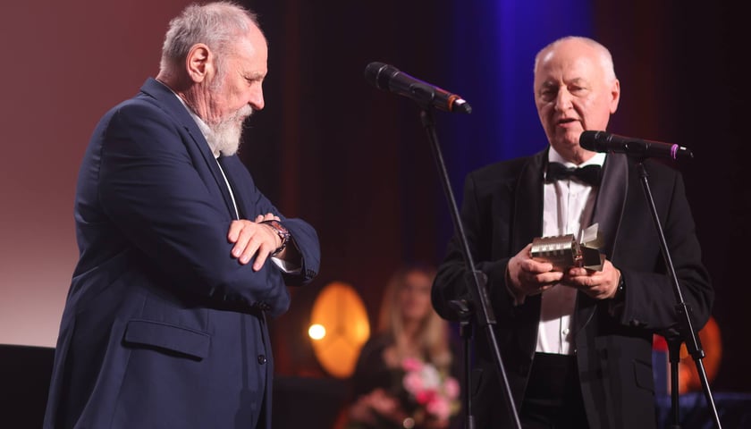 <p>Andrzej Grabowski i Stanisław Dzierniejko. Gala Festiwalu Reżyserii Filmowej i Festiwalu Aktorstwa Filmowego we Wrocławskim Centrum Kongresowym</p>