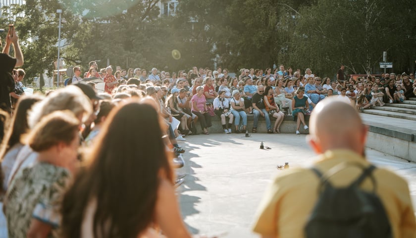 <p>Publiczność słuchająca czytań podczas Europejskiej Nocy Literatury</p>