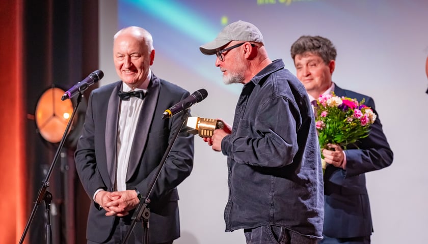 Powiększ obraz: <p>Wojciech Smarzowski z nagrodą, z lewej Stanisław Dzierniejko, z prawej Ryszard Kessler, wiceprezydent Wrocławia. Gala zakończenia Festiwali Reżyserii Filmowej i Aktorstwa Filmowego we Wrocławkskim Centrum Kongresowym</p>