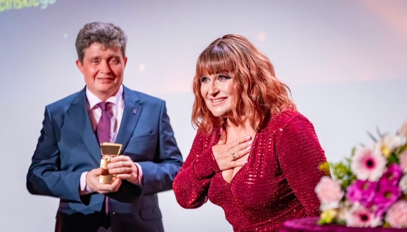 Powiększ obraz: <p>Katarzyna Skrzynecka i Ryszard Kessler, wiceprezydent Wrocławia. Gala zakończenia Festiwali Reżyserii Filmowej i Aktorstwa Filmowego we Wrocławkskim Centrum Kongresowym</p>