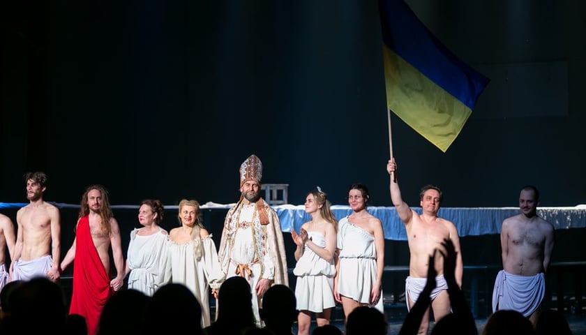 Owacje na stojąco dla artystów jeszcze bardziej przybrały na sile, gdy ci w symboliczny sposób okazali swoją solidarność z ogarniętą wojną Ukrainą  