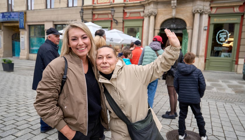 <p>Panie Lidia i Dorota w kolejce do Muzeum Pana Tadeusza w Rynku podczas Nocy Muze&oacute;w 2026</p>