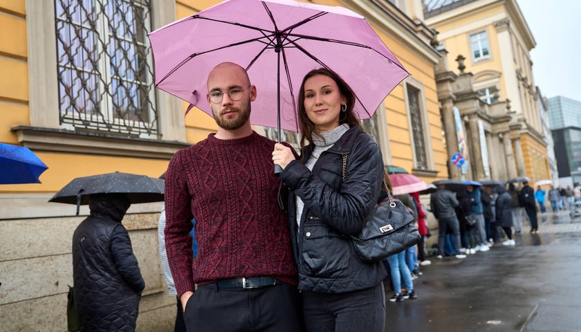 <p>Pan Karol i Pani Martyna w kolejce do Pałacu Kr&oacute;lewskiego podczas Nocy Muze&oacute;w 2026</p>