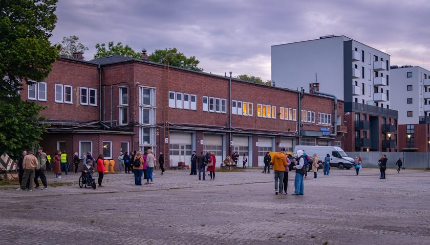 Zwiedzanie przestrzeni, w kt&oacute;rej powstanie nowa siedziba BWA przy Kolejowej