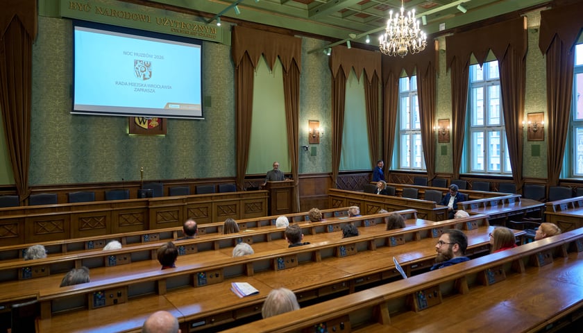 Zwiedzanie sali sesyjnej Rady Miejskiej Wrocławia oraz gabinetu prezydenta Wrocławia w Noc Muze&oacute;w