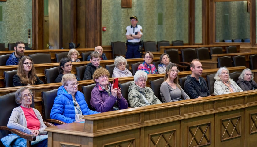 <p>Zwiedzanie sali sesyjnej Rady Miejskiej Wrocławia oraz gabinetu prezydenta Wrocławia w Noc Muze&oacute;w</p>