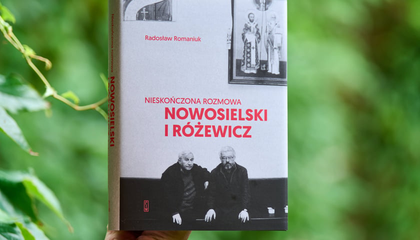<p>Radosław Romaniuk, &bdquo;Nieskończona rozmowa. Nowosielski i R&oacute;żewicz&rdquo;, PIW</p>