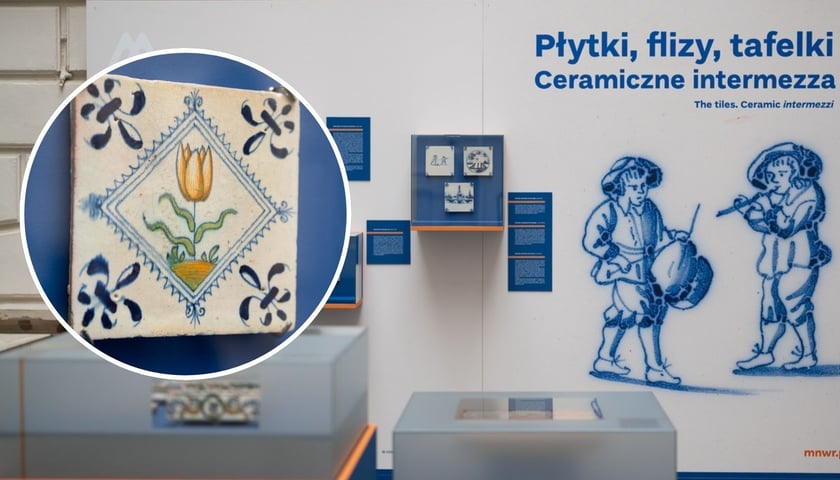 Na dużym zdjęciu gabloty na wystawie ceramiki w Muzeum Narodowym, na małym, zdjęciu jedna z holenderskich fliz z tulipanem