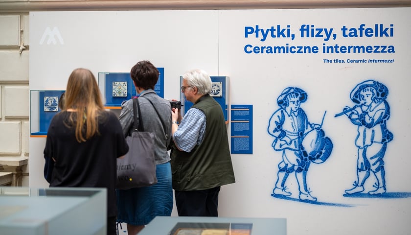 <p>Wystawa &bdquo;Płytki, flizy, tafelki. Ceramiczne intermezza&rdquo; do 30 września w holu i w skarbcu Muzeum Narodowego</p>